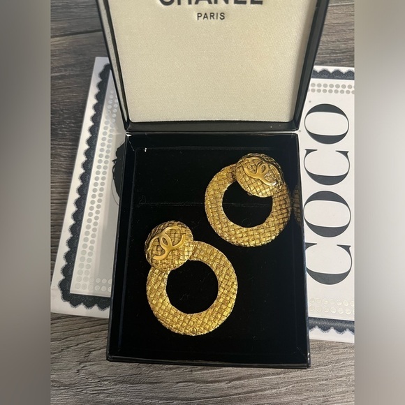 CHANEL Vintage Gold CC Logo Textured Hoop Clip On Earrings - Picture 1 of 10
